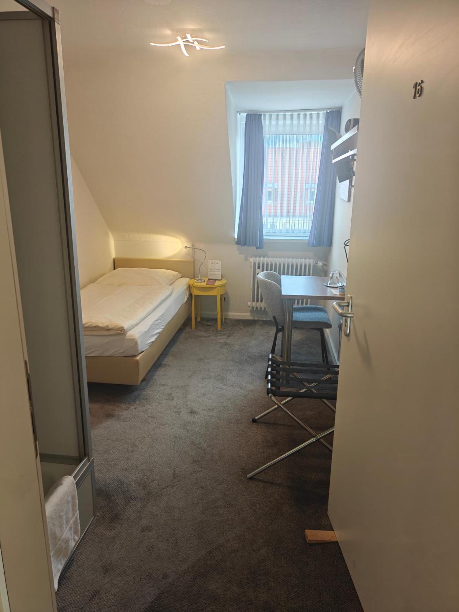 Einzelzimmer - private Dusche/Gemeinschafts-WC